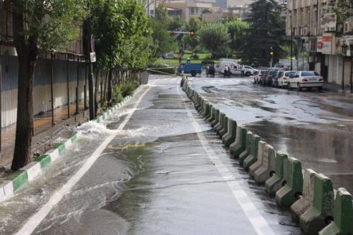 ایمن سازی ترکیدگی لوله آب در خیابان ولیعصر به سرعت در حال انجام می باشد
